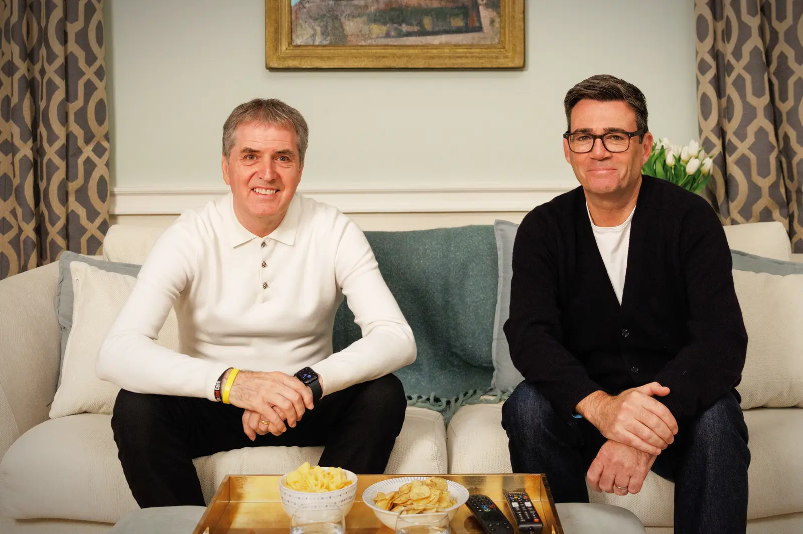 Andy Burnham, primul șef de guvern britanic pe canapeaua roșie din Gogglebox